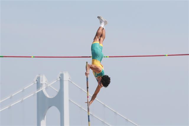 9일 오후 부산 수영구 광안리해수욕장에서 열린 2023 부산 국제장대높이뛰기대회 U-20 부문에 출전한 호주의 에이든 와이트가 바를 넘고 있다. 2023.6.9. 뉴스1