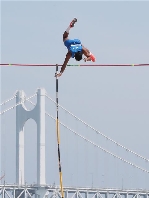 9일 오후 부산 수영구 광안리해수욕장에서 열린 2023 부산 국제장대높이뛰기대회 U-20 부문에 출전한 인도의 쿨딥 쿠마르가 바를 넘고 있다. 2023.6.9. 뉴스1