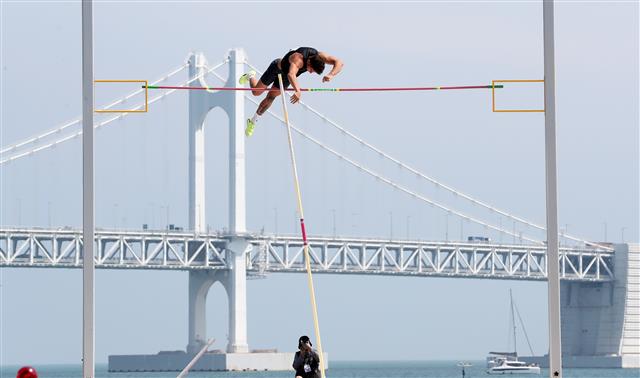 9일 오후 부산 수영구 광안리해수욕장에서 열린 2023 부산 국제장대높이뛰기대회 U-20 부문에 출전한 이란의 아르샤 모사데기가 바를 넘고 있다. 2023.6.9. 뉴스1