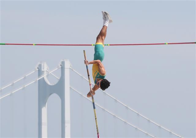 9일 오후 부산 수영구 광안리해수욕장에서 열린 2023 부산 국제장대높이뛰기대회 U-20 부문에 출전한 호주의 에이든 와이트가 바를 넘고 있다. 2023.6.9. 뉴스1