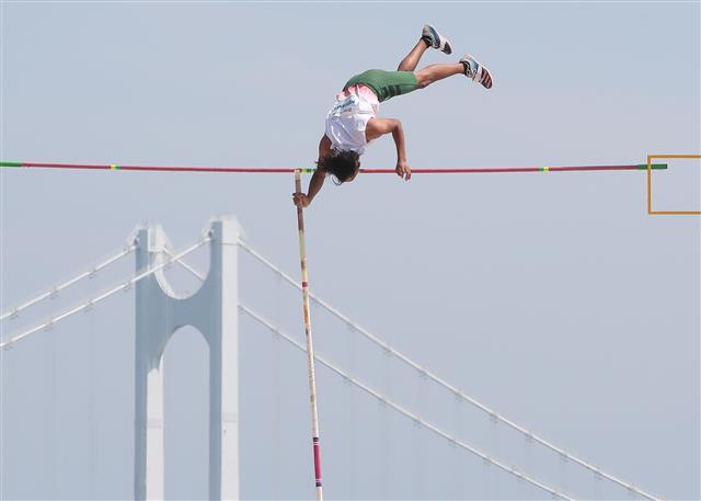 9일 오후 부산 수영구 광안리해수욕장에서 열린 2023 부산 국제장대높이뛰기대회 U-20 부문에 출전한 인도네시아의 리스와르 메이비앙카가 바를 넘고 있다. 2023.6.9. 뉴스1