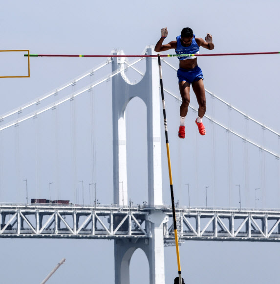 9일 부산 수영구 광안리해수욕장에서 열린 부산 국제장대높이뛰기 U-20 부문에 출전한 인도 쿨딥 쿠마르가 바를 넘고 있다. 2023.6.9 연합뉴스