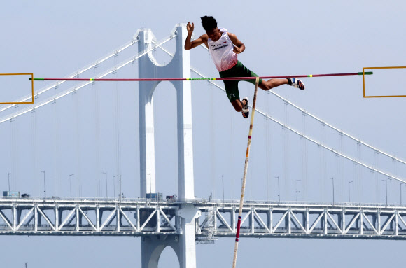 9일 부산 수영구 광안리해수욕장에서 열린 부산 국제장대높이뛰기 U-20 부문에 출전한 인도네시아의 리스와르 메이비앙카가 바를 넘고 있다. 2023.6.9 연합뉴스