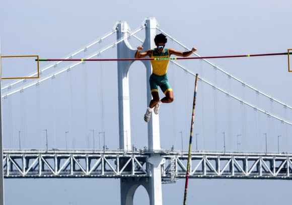 9일 부산 수영구 광안리해수욕장에서 열린 부산 국제장대높이뛰기 U-20 부문에 출전한 호주의 에이든 와이트가 바를 넘고 있다. 2023.6.9 연합뉴스