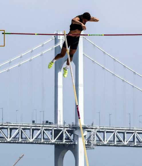 9일 부산 수영구 광안리해수욕장에서 열린 부산 국제장대높이뛰기 U-20 부문에 출전한 이란의 야미라르샤 모사데기가 바를 넘고 있다. 2023.6.9 연합뉴스