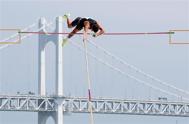 9일 오후 부산 수영구 광안리해수욕장에서 열린 2023 부산 국제장대높이뛰기대회 U-20 부문에 출전한 이란의 아르샤 모사데기가 바를 넘고 있다. 2023.6.9. 뉴스1