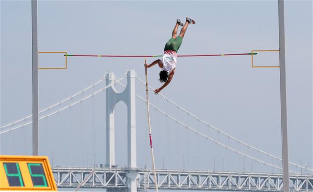 9일 오후 부산 수영구 광안리해수욕장에서 열린 2023 부산 국제장대높이뛰기대회 U-20 부문에 출전한 인도네시아의 리스와르 메이비앙카가 바를 넘고 있다. 2023.6.9. 뉴스1