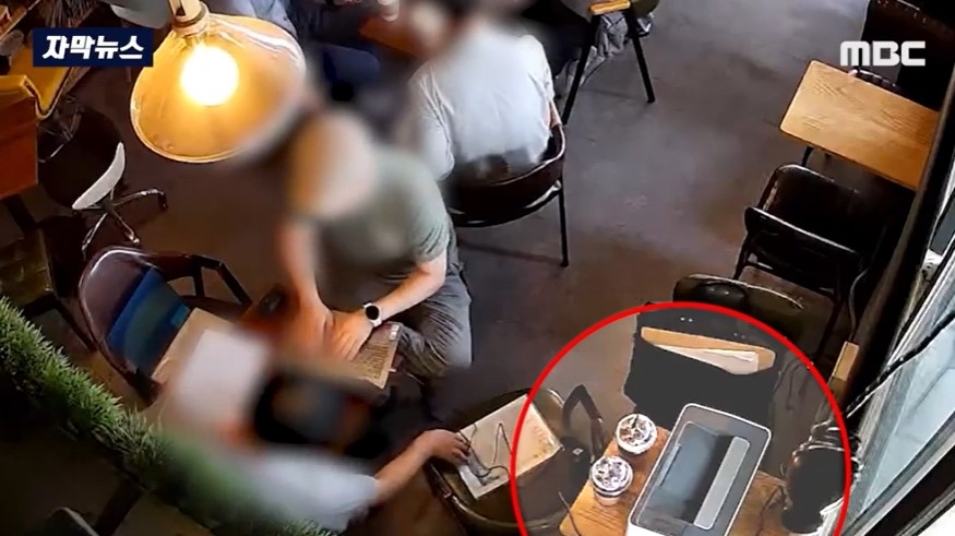 개인이 운영하는 작은 카페에 프린터를 들고와 사용하려는 손님들의 모습이 담긴 폐쇄회로(CC)TV 화면. MBC 보도화면 캡처