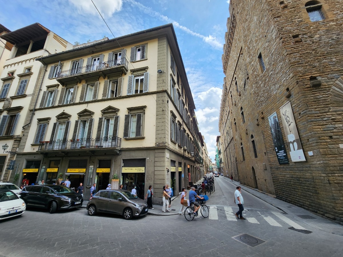 왼쪽이 베스파시아노의 서점이 있던 자리인데 지금은 피자 가게가 들어서 있다.  오른쪽은 바로젤로.