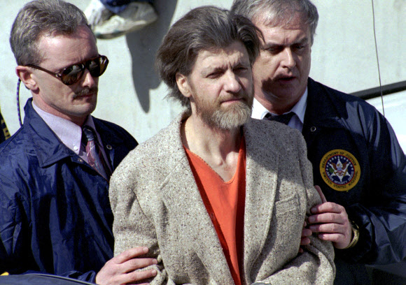 10일(현지시간) 교도소 감방에서 81세 삶을 접은 유나바머 테드 카진스키가 1996년 4월 4일 몬태나주 헬레나에 있는 연방법원에 재판을 받으러 나오고 있다. AP 자료사진 연합뉴스