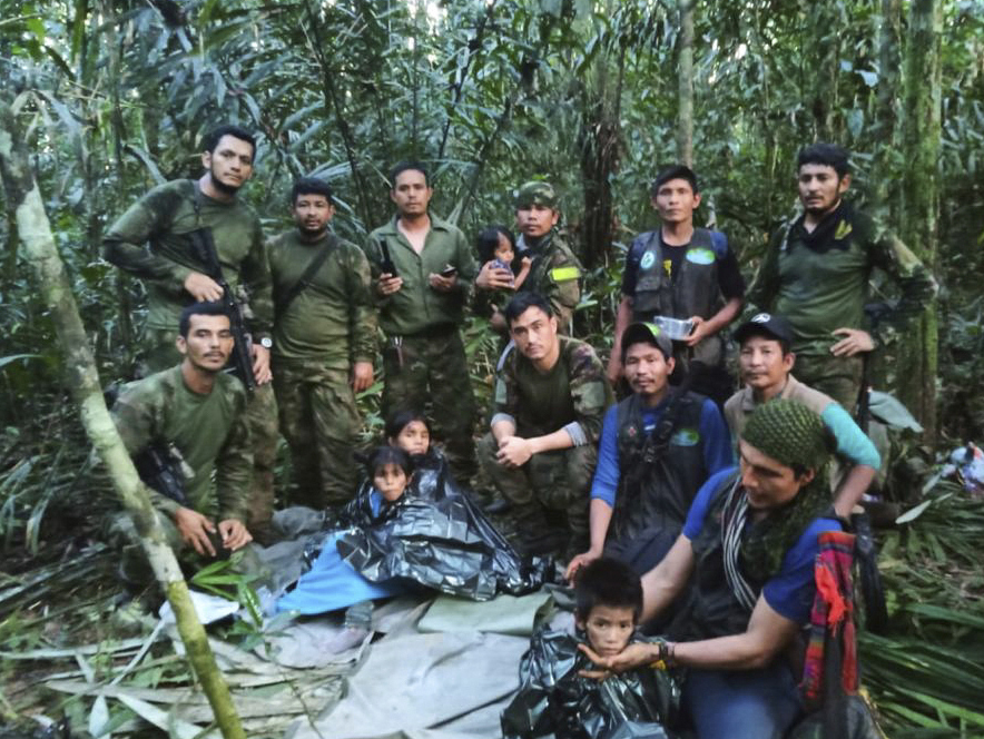 아마존에서 무사히 생존한 네 남매와 구조대원들. AP 연합뉴스