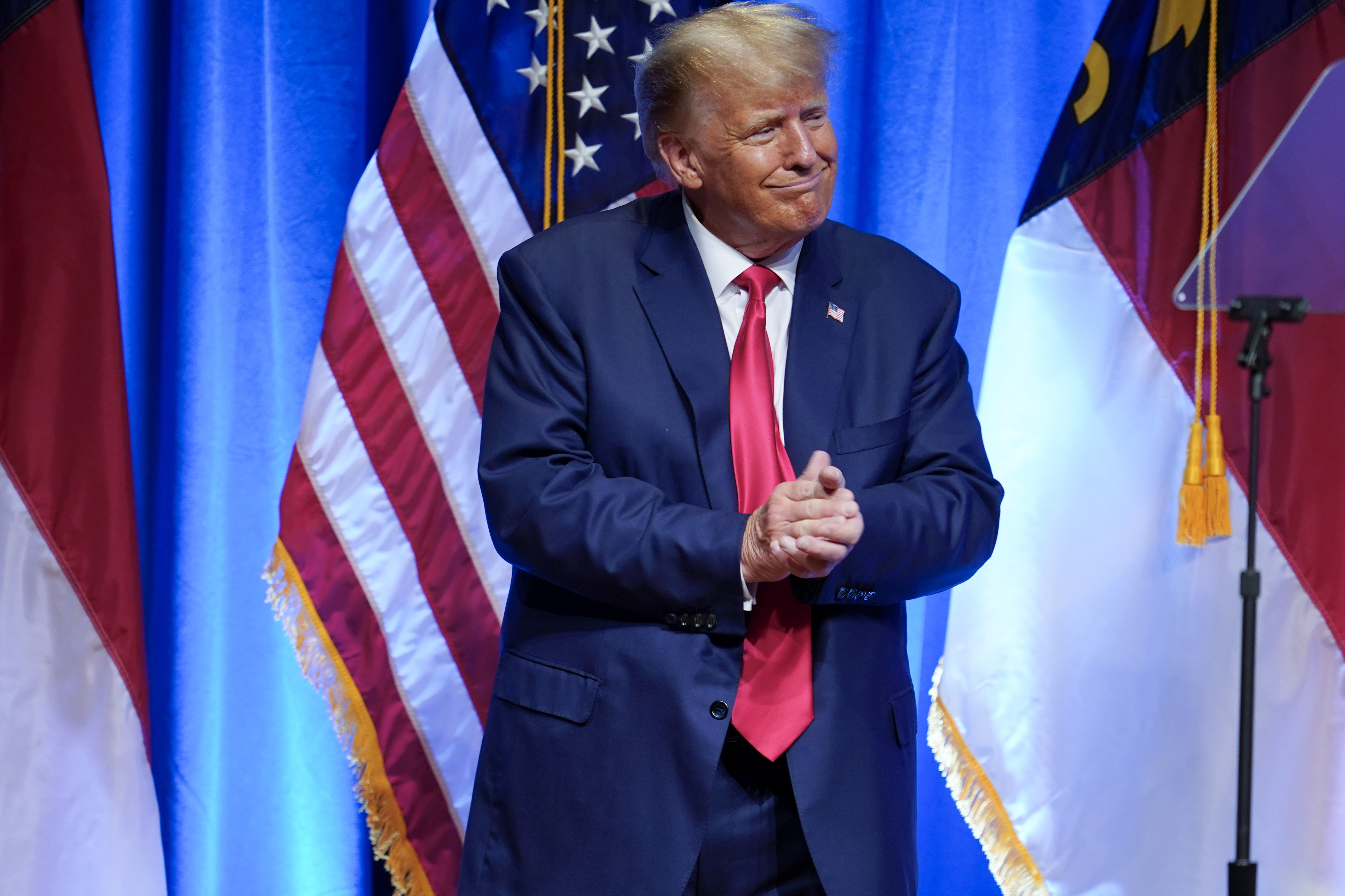 도널드 트럼프 전 미국 대통령이 노스캐롤라이나주 그린스보로에서 열린 공화당 행사에서 연설 뒤 포즈를 취하고 있다. AP 연합뉴스