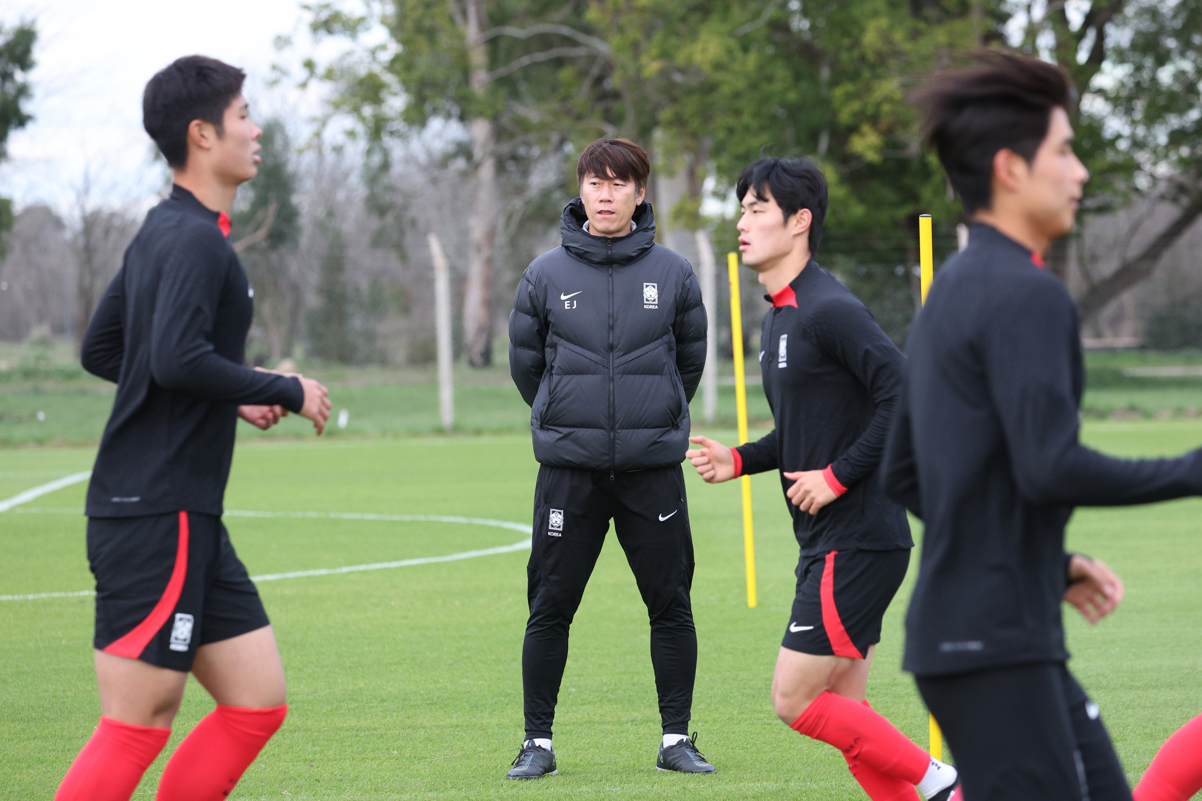 3·4위전 D-1, 훈련 지켜보는 김은중 감독  10일(현지시간) 오후 아르헨티나 라플라타 에스탄시아 치카 훈련장에서 2023 국제축구연맹(FIFA) 20세 이하(U-20) 월드컵 대한민국 대표팀 김은중 감독이 훈련을 지켜보고 있다.
라플라타 연합뉴스