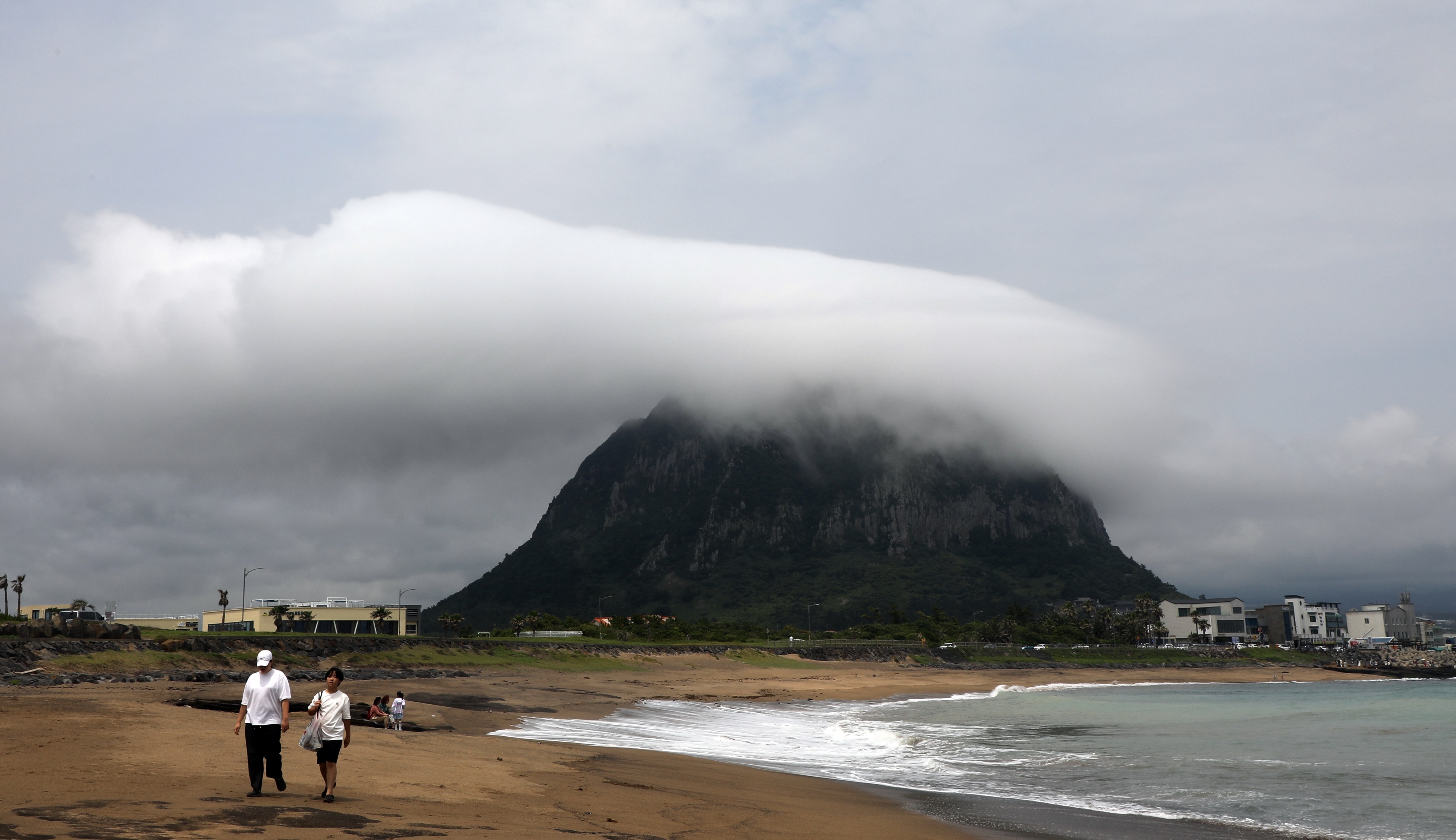 ‘구름 모자’ 쓴 서귀포 산방산