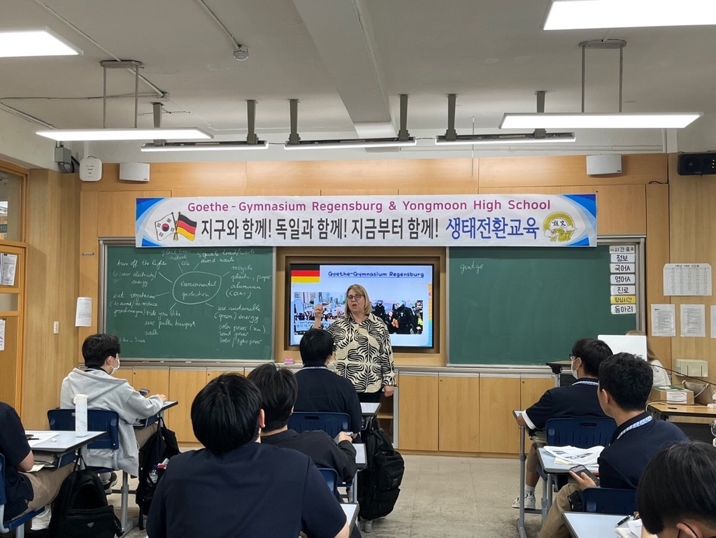 독일 우르줄라 슈바이거(가운데) 교사가 지난달 31일 서울 용문고에서 기후 위기와 환경을 주제로 영어 수업을 진행하고 있다. 용문고 제공