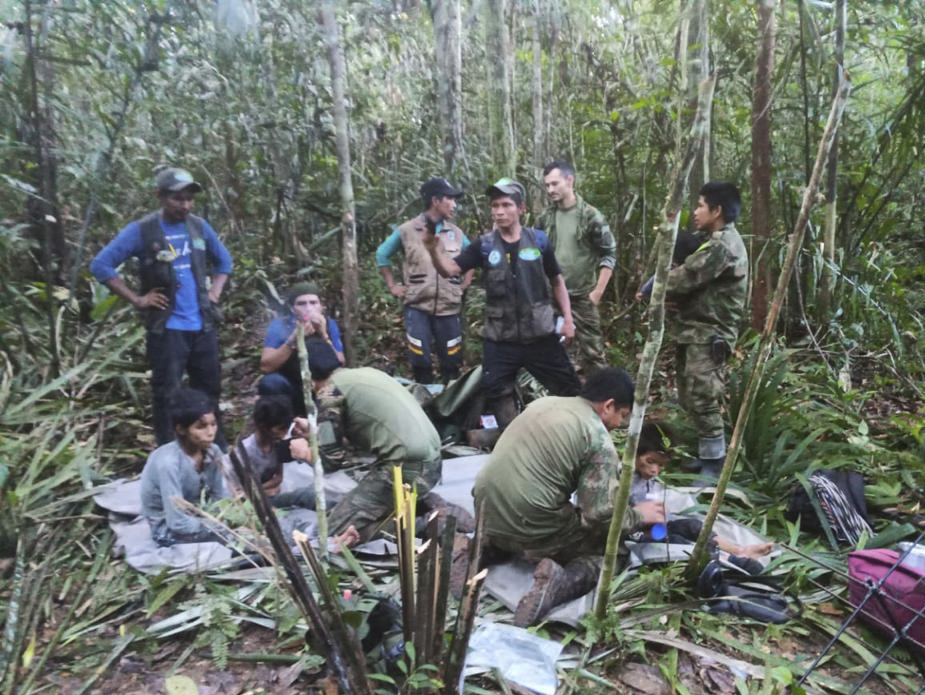 5월 1일(현지시간) 콜롬비아 남부 아라라쿠아라에서 산호세델과비아레로 가던 경비행기가 아마존 밀림에 추락하면서 실종된 4남매가 사고 40일째인 지난 9일 극적으로 구조됐다. 2023.6.9 콜롬비아 국군 공보실