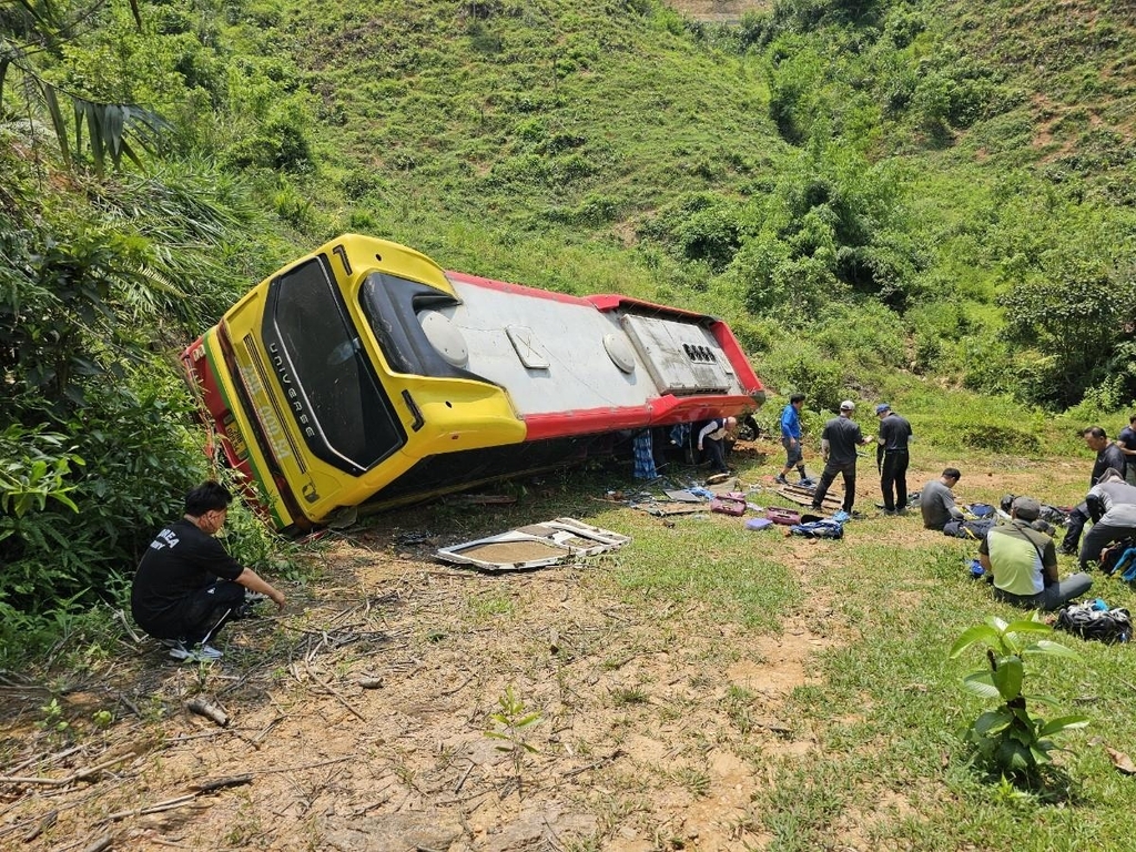 한인 등산객을 태우고 도로에서 떨어진 관광버스. 주베트남한국대사관 제공