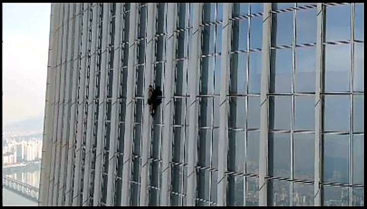 영국인 남성이 12일 오전 서울 송파구 롯데월드타워를 무단으로 등반하고 있다. 송파소방서 제공