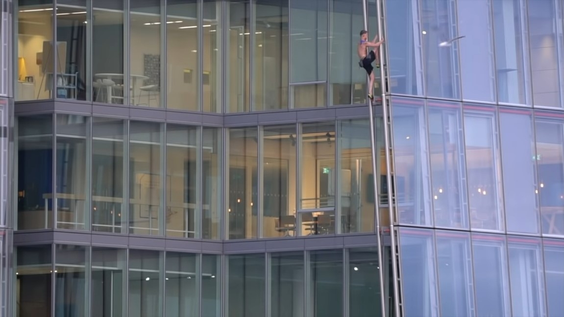 영국인 ‘자유등반가’ 조지 킹-톰프슨이 2019년 영국 런던에 있는 87층 높이 빌딩 ‘더 샤드’를 맨몸으로 오르고 있다. 유튜브 채널 George King