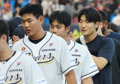 11일 승리 투수 두산 곽빈이 팀 동료들과 하이파이브를 하며 더그아웃으로 들어오고 있다. 연합뉴스