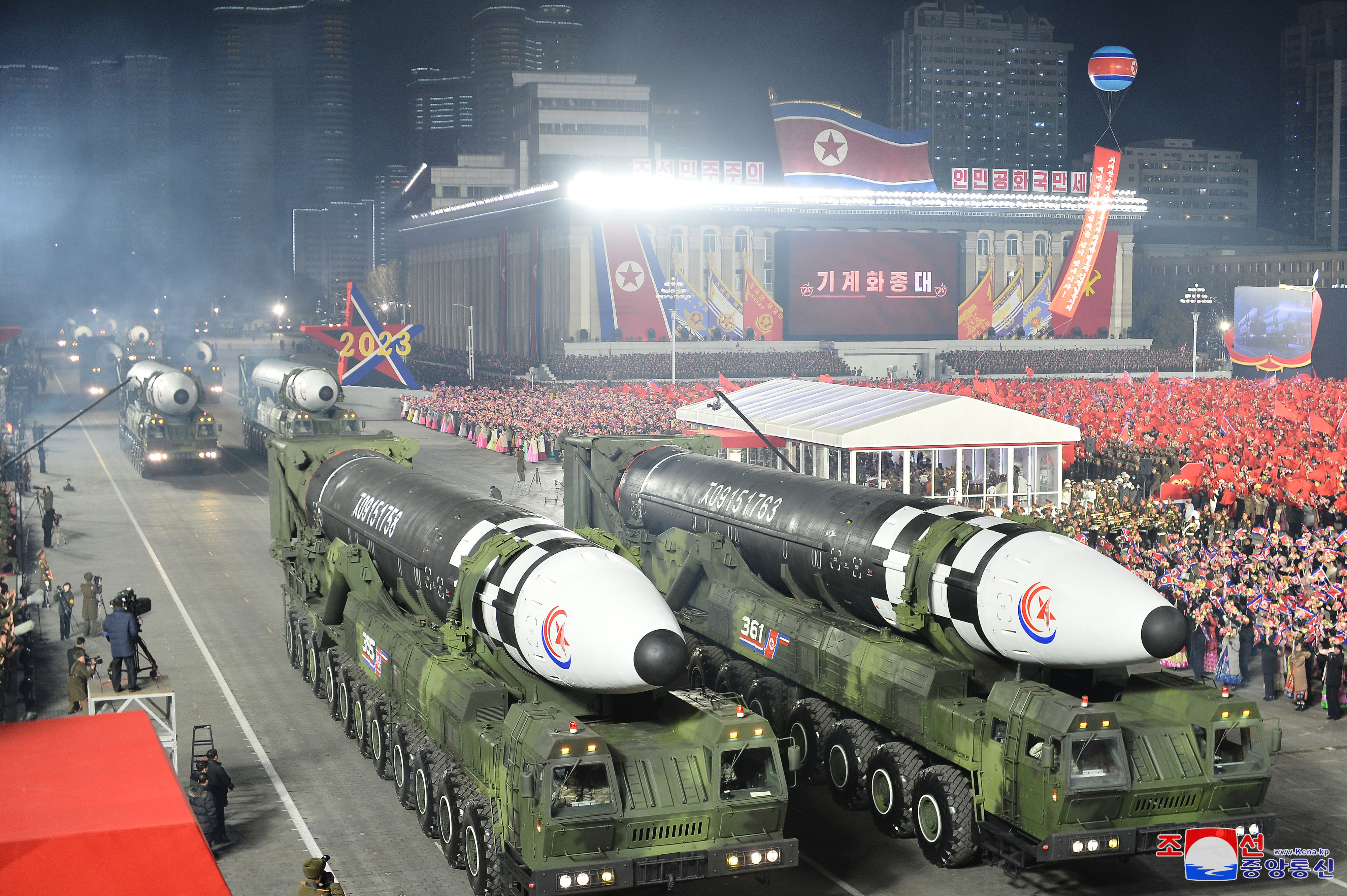 북한 건군절 열병식에 등장한 ‘화성17형’