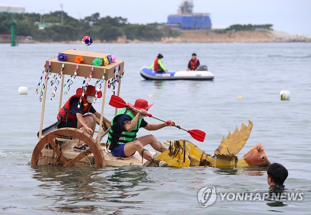 ‘2022 울산조선해양축제’의 기발한 배 콘테스트에 참가자들이 노를 젓고 있다. 연합뉴스
