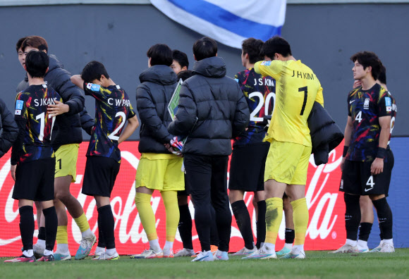 눈물 닦는 선수들