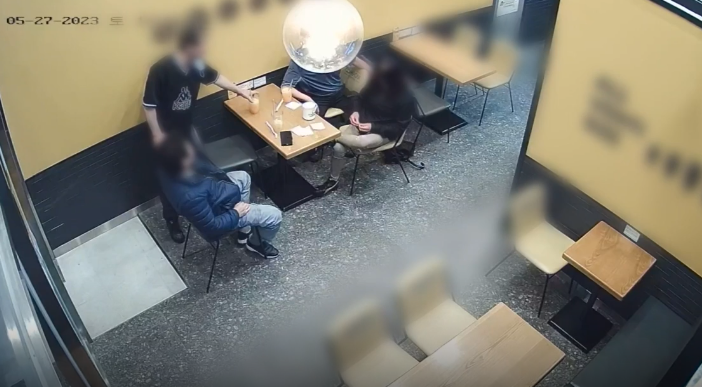 지난달 27일 경기 군포시의 한 카페를 방문한 중년 남성 3명과 여성 1명 일행 중 남성 한명이 손에 든 음료를 바닥으로 던졌다. JTBC 보도화면 캡처