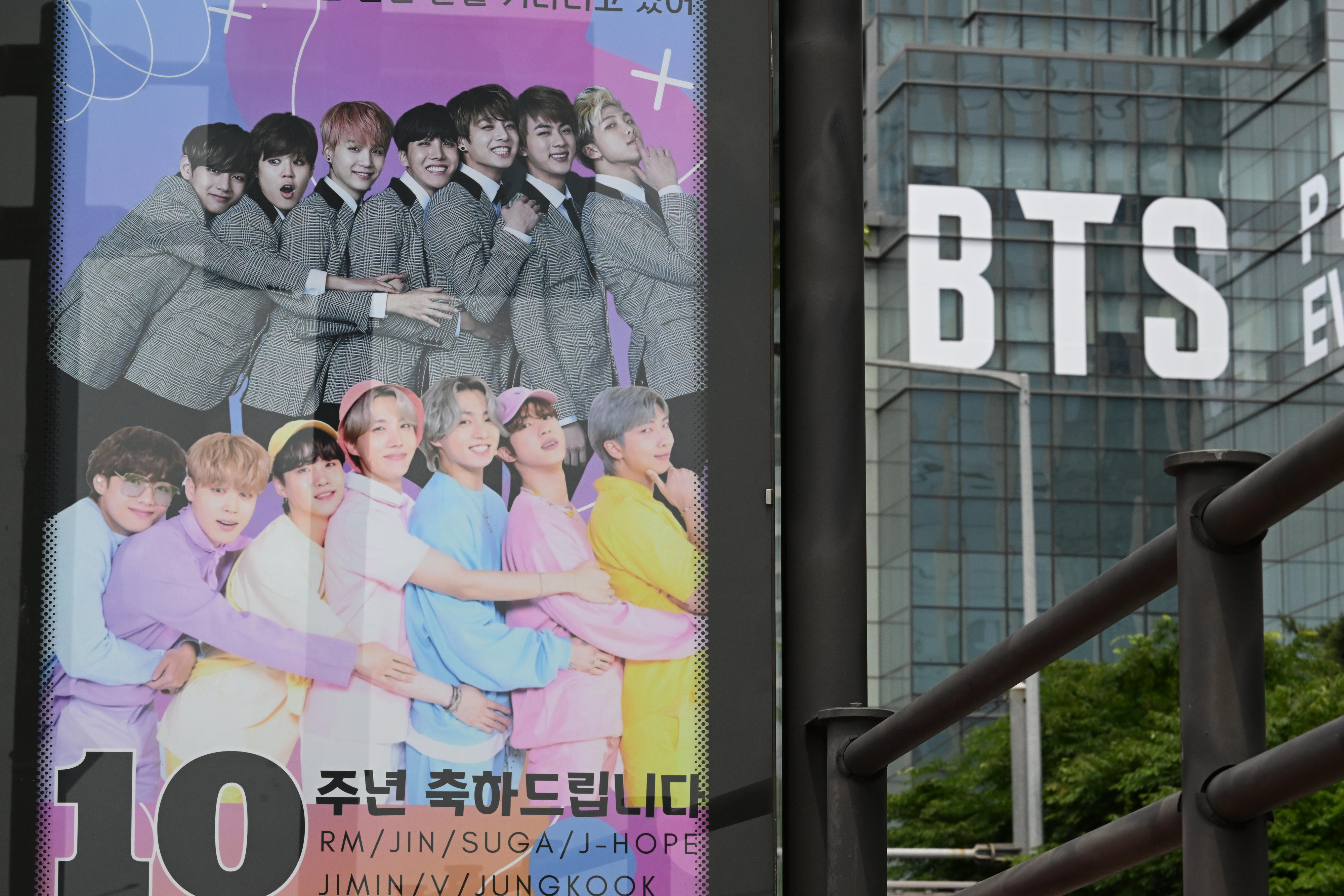 지난 12일 서울 용산구 하이브 사옥 인근 버스정거장에 방탄소년단(BTS) 데뷔 10주년을 기념하는 팬들의 축하 메시지가 걸려있다. 도준석 기자