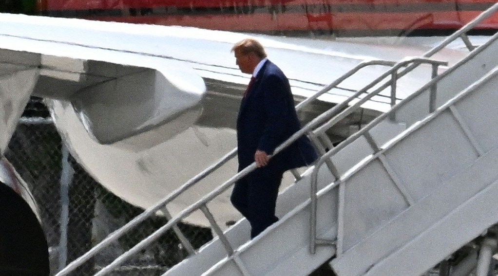 미국 플로리다주 마이애미에 도착한 도널드 트럼프 전 대통령. AFP 연합뉴스