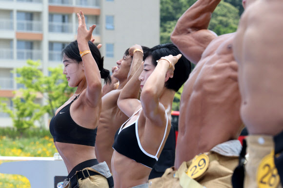 13일 충남 공주 사곡면 중앙소방학교에서 열린 제36회 전국소방기술경연대회에서 몸짱 소방관 부문에 참여한 소방관들이 멋진 근육을 선보이고 있다. 2023.6.13 연합뉴스