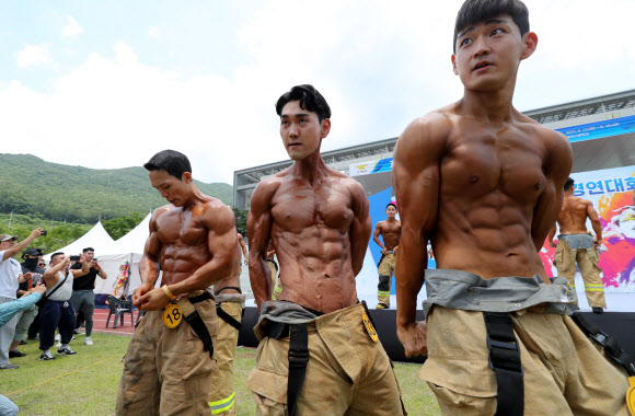 13일 충남 공주 사곡면 중앙소방학교에서 열린 제36회 전국소방기술경연대회에서 몸짱 소방관 부문에 참여한 소방관들이 멋진 근육을 선보이고 있다. 2023.6.13 연합뉴스
