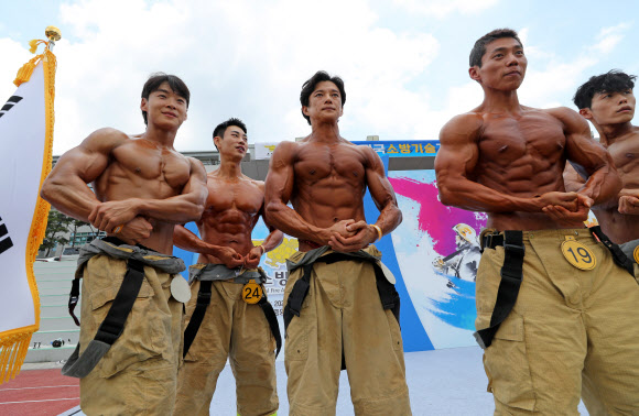 13일 충남 공주 사곡면 중앙소방학교에서 열린 제36회 전국소방기술경연대회에서 몸짱 소방관 부문에 참여한 소방관들이 멋진 근육을 선보이고 있다. 2023.6.13 연합뉴스
