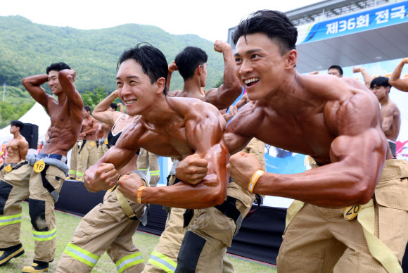 13일 충남 공주시 중앙소방학교에서 열린 전국소방기술경연대회 몸짱소방관 선발대회에 참가한 소방관들이 근육으로 꽉 찬 몸매를 선보이고 있다. 2023.06.13.  뉴시스