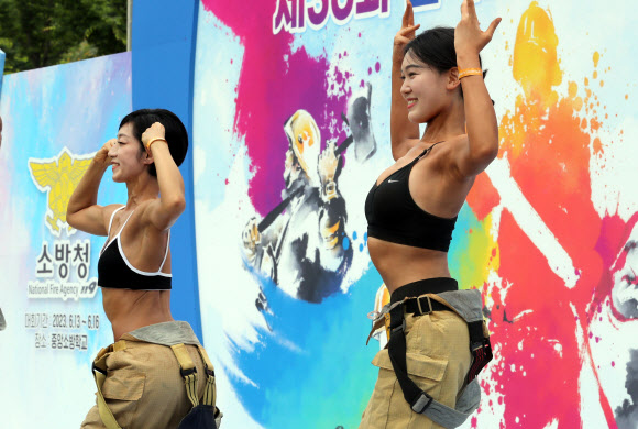 13일 충남 공주시 중앙소방학교에서 열린 전국소방기술경연대회에서 몸짱소방관 부문에 참가한 여성 소방관들이 근육질 몸매를 선보이고 있다. 2023.06.13.  뉴시스