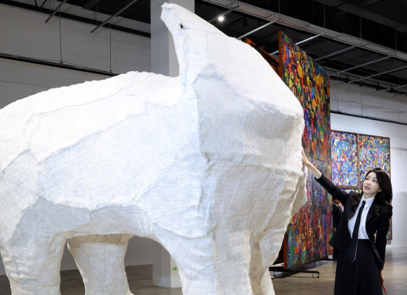 김건희 여사가 13일 광주 북구 광주비엔날레 전시관에서 진행 중인 제14회 광주비엔날레를 찾아 엄정순 작가의 ‘코 없는 코끼리’를 관람하고 있다. 2023.6.13 연합뉴스