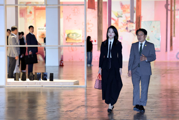 김건희 여사가 13일 광주 북구 광주비엔날레 전시관에서 진행 중인 제14회 광주비엔날레를 찾아 강기정 광주시장과 함께 전시장을 관람하고 있다. 2023.6.13 연합뉴스