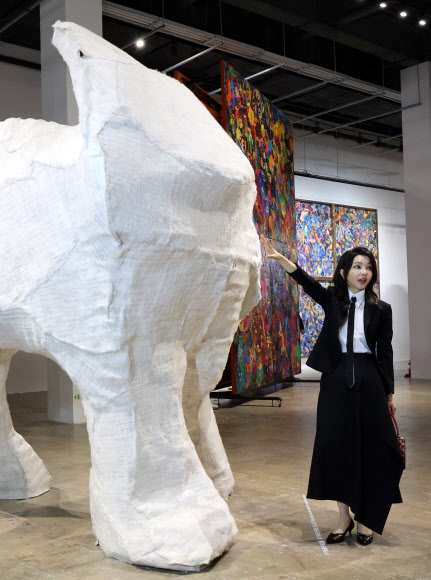 김건희 여사가 13일 광주 북구 광주비엔날레 전시관에서 진행 중인 제14회 광주비엔날레를 찾아 엄정순 작가의 ‘코 없는 코끼리’를 만져보고 있다. 2023.6.13 연합뉴스