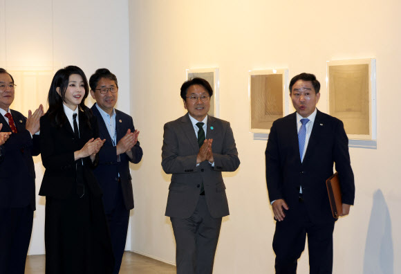 김건희 여사가 13일 광주 북구 광주비엔날레 전시관을 관람한 뒤 박수치고 있다. 2023.6.13 연합뉴스