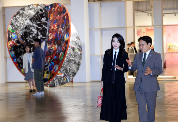 김건희 여사가 13일 광주 북구 광주비엔날레 전시관에서 진행 중인 제14회 광주비엔날레를 찾아 강기정 광주시장과 함께 전시장을 관람하고 있다. 2023.6.13 연합뉴스