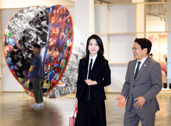 김건희 여사가 13일 광주 북구 광주비엔날레 전시관에서 진행 중인 제14회 광주비엔날레를 찾아 강기정 광주시장과 함께 전시장을 관람하고 있다. 2023.6.13 연합뉴스