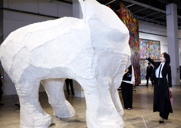 김건희 여사가 13일 광주 북구 광주비엔날레 전시관에서 진행 중인 제14회 광주비엔날레를 찾아 엄정순 작가의 ‘코 없는 코끼리’를 관람하고 있다. 2023.6.13 연합뉴스