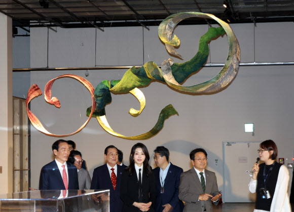 김건희 여사가 13일 광주 북구 광주비엔날레 전시관에서 진행 중인 제14회 광주비엔날레를 찾아 유마 타루 작가의 ‘천과 같은 혀’를 관람하고 있다. 2023.6.13 연합뉴스