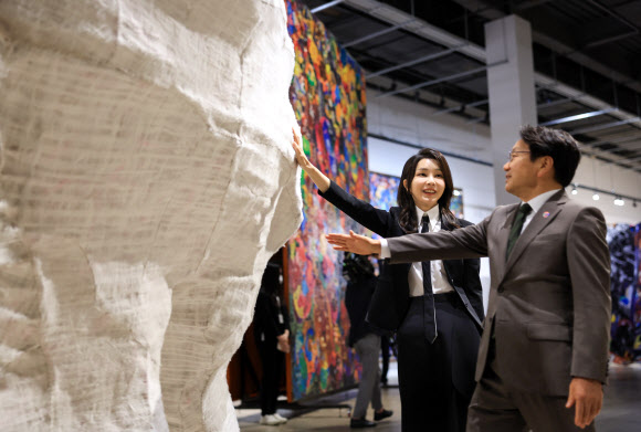 김건희 여사가 13일 광주 북구 광주비엔날레 전시관에서 진행 중인 제14회 광주비엔날레를 찾아 엄정순 작가의 ‘코 없는 코끼리’를 만져보고 있다. 2023.6.13. 대통령실 제공
