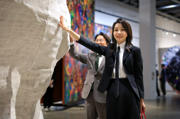 김건희 여사가 13일 광주 북구 광주비엔날레 전시관에서 진행 중인 제14회 광주비엔날레를 찾아 엄정순 작가의 ‘코 없는 코끼리’를 만져보고 있다. 2023.6.13. 대통령실 제공