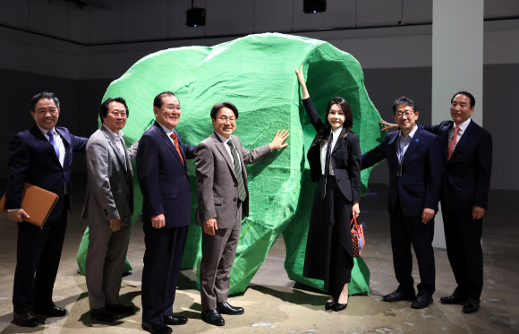 김건희 여사가 13일 광주 북구 광주비엔날레 전시관에서 진행 중인 제14회 광주비엔날레를 찾아 엄정순 작가의 ‘코 없는 코끼리’를 관람하고 있다.  사진 왼쪽부터 강승규 시민사회수석, 전우진 전남대학교 교수, 노영복 조선대학교 명예교수, 강기정 광주시장, 김 여사, 박양우 광주 비엔날레 대표이사, 주기환 국민의힘 전 광주시장 후보.  2023.6.13. 대통령실 제공