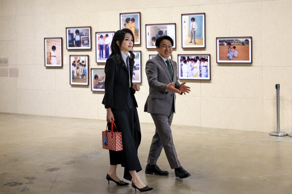 김건희 여사가 13일 광주 북구 광주비엔날레 전시관에서 진행 중인 제14회 광주비엔날레를 찾아 강기정 광주시장과 함께 전시 작품을 관람하고 있다. 2023.6.13. 대통령실 제공