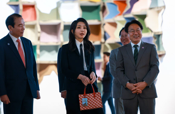 김건희 여사가 13일 광주 북구 광주비엔날레 전시관에서 진행 중인 제14회 광주비엔날레를 찾아 강기정 광주시장과 함께 전시 작품을 관람하고 있다. 2023.6.13. 대통령실 제공