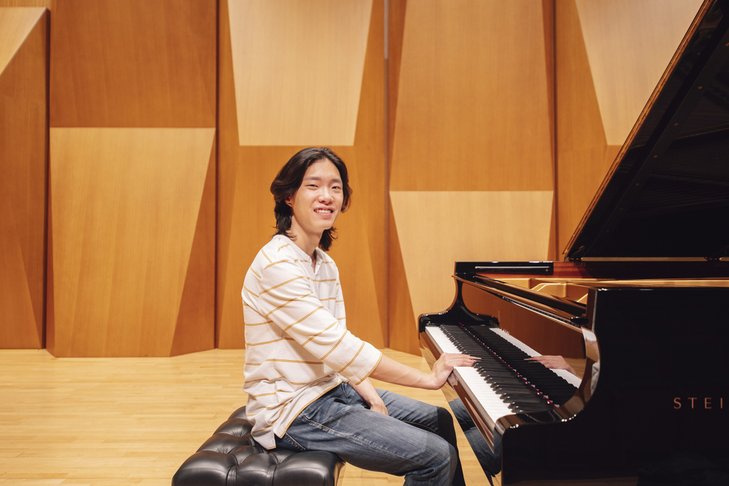 피아니스트 박진형이 12일 서울 서대문구 금호아트홀 연세에서 피아노 앞에 앉아 미소짓고 있다.