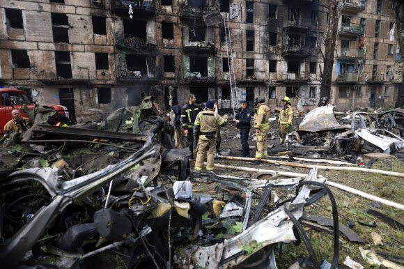 우크라이나 구조대원들이 13일(현지시간) 러시아군 미사일 공격으로 파괴된 드니프로페트로우스크주 크리비리흐의 한 아파트에서 조사 작업을 벌이고 있다.  2023.06.13 EPA연합뉴스